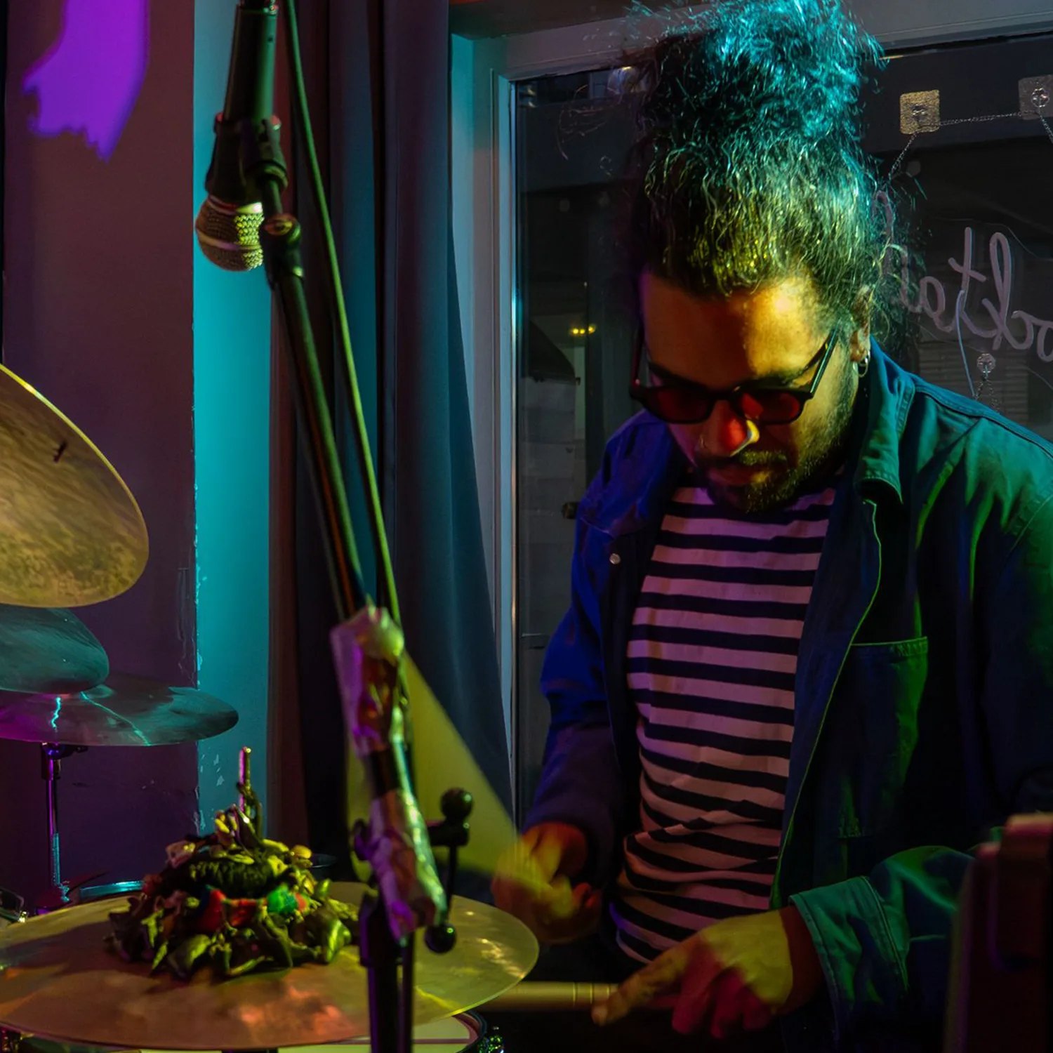 Musician mid-set at Munchy