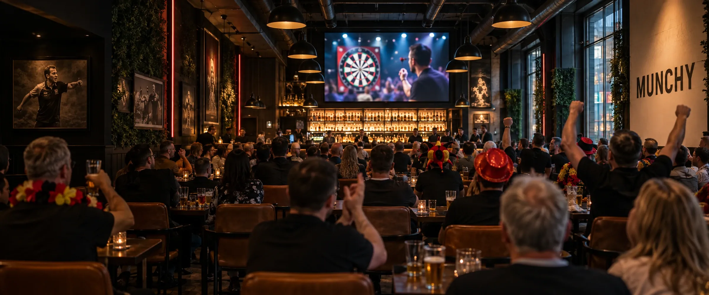Volles Haus bei der Darts-WM &ndash; der gro&szlig;e Screen zeigt die Scheibe