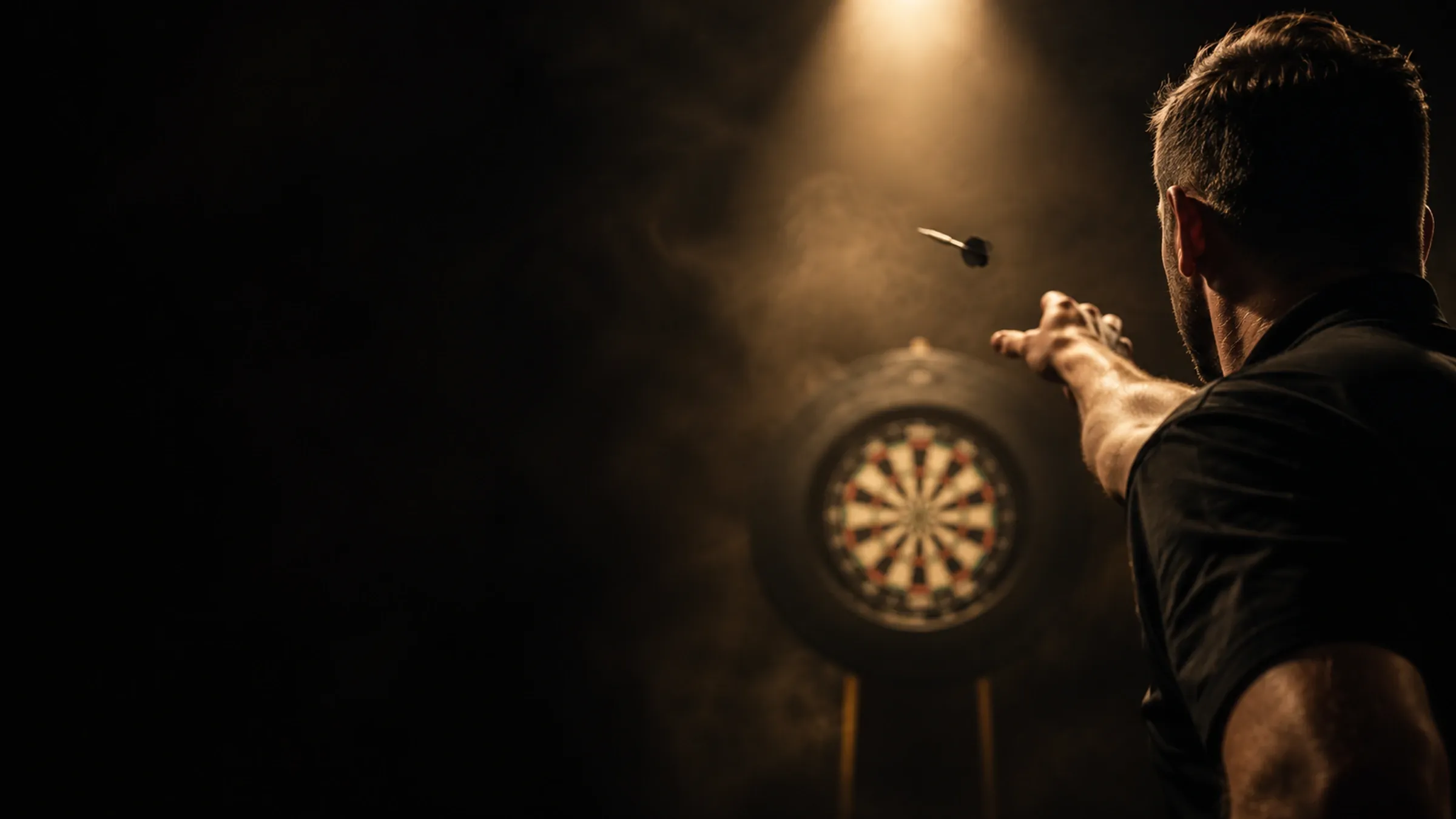 Dartspieler im Scheinwerferlicht beim Wurf auf die Scheibe &ndash; Darts-WM live bei Munchy in Wien