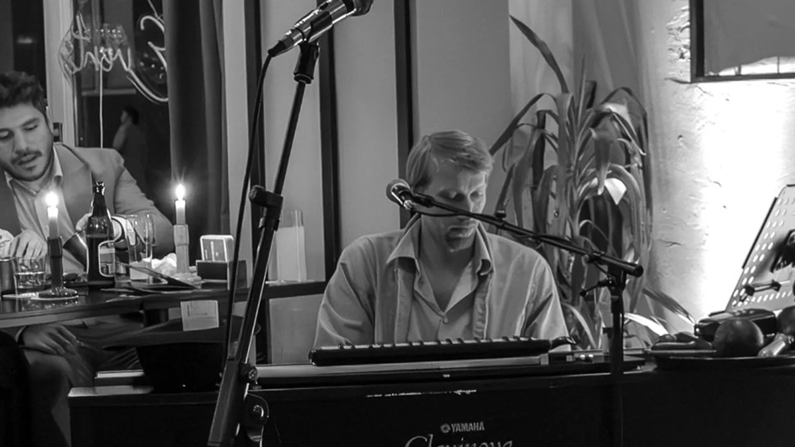 Live music at the piano at Munchy