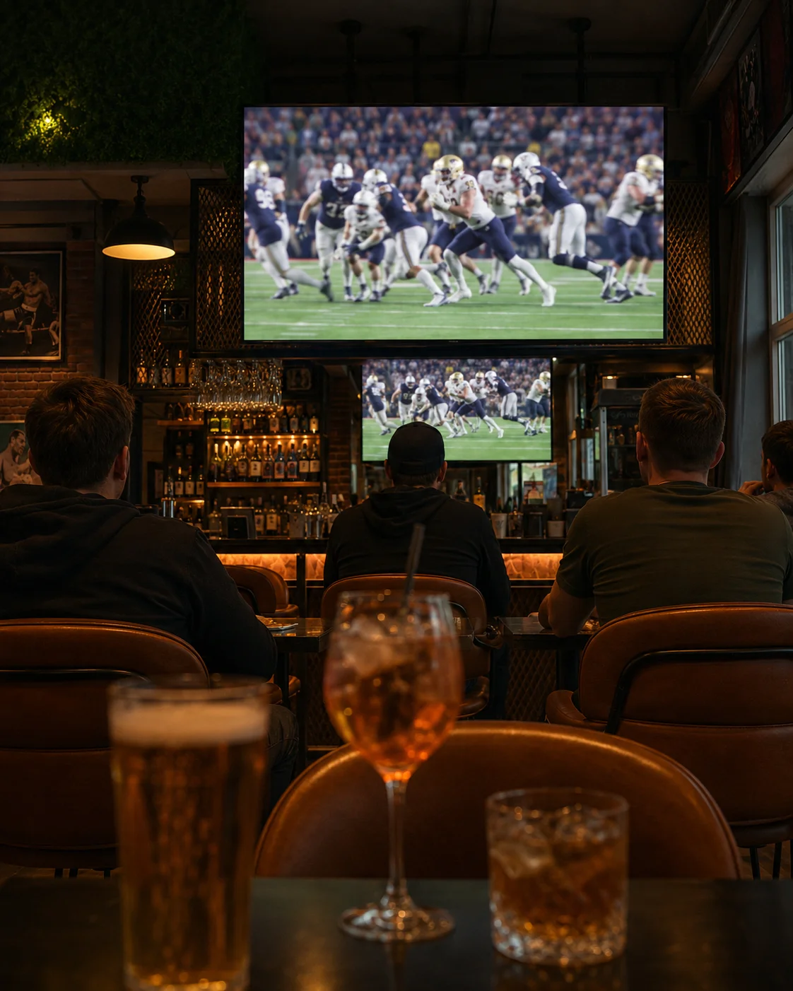 Screens-Wand mit laufendem NFL-Spiel im Munchy