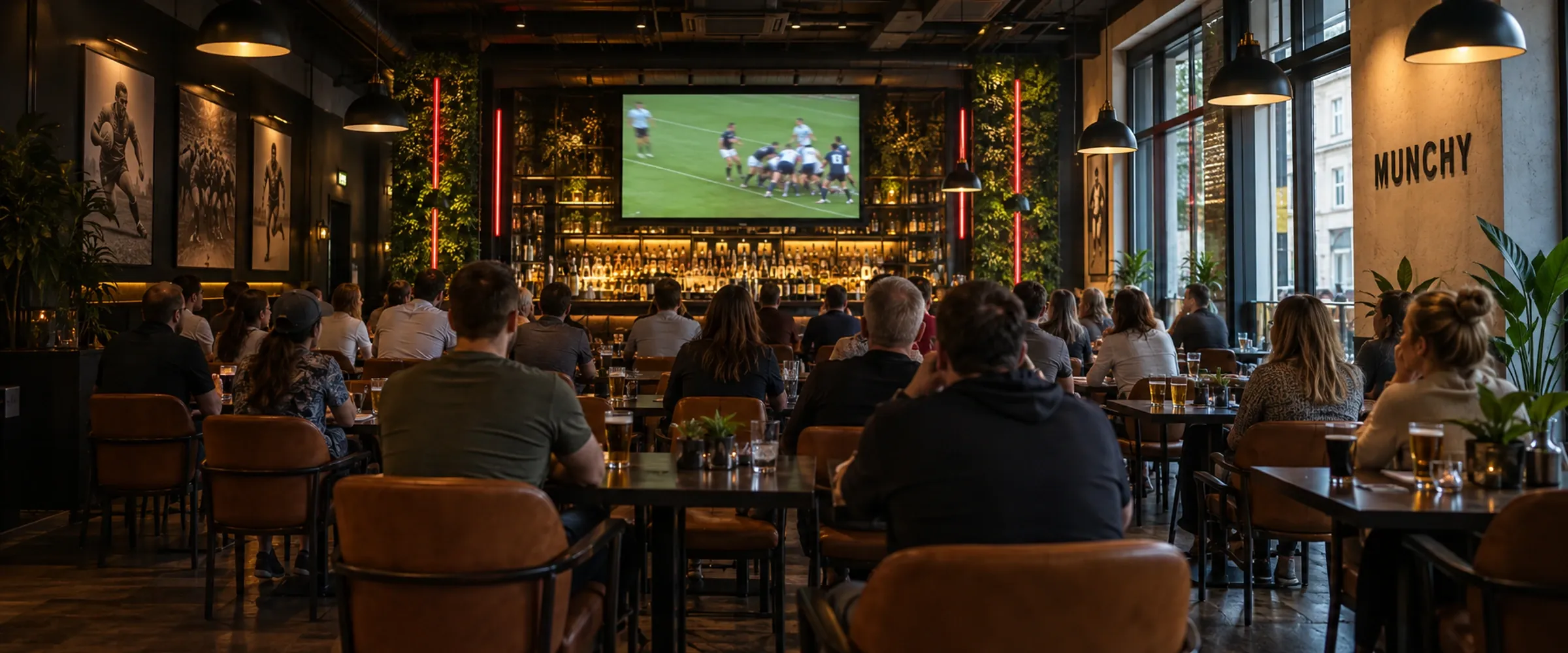 Volle Sportsbar beim Six-Nations-Spiel auf dem gro&szlig;en Screen