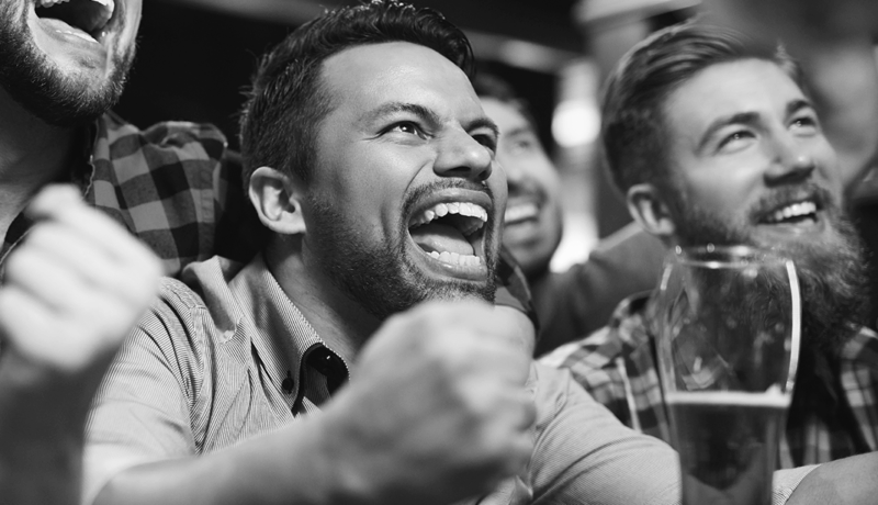 Fans und Live-Sport in der Munchy Sports Bar auf 7 Bildschirmen mit Bier und Stadionstimmung.